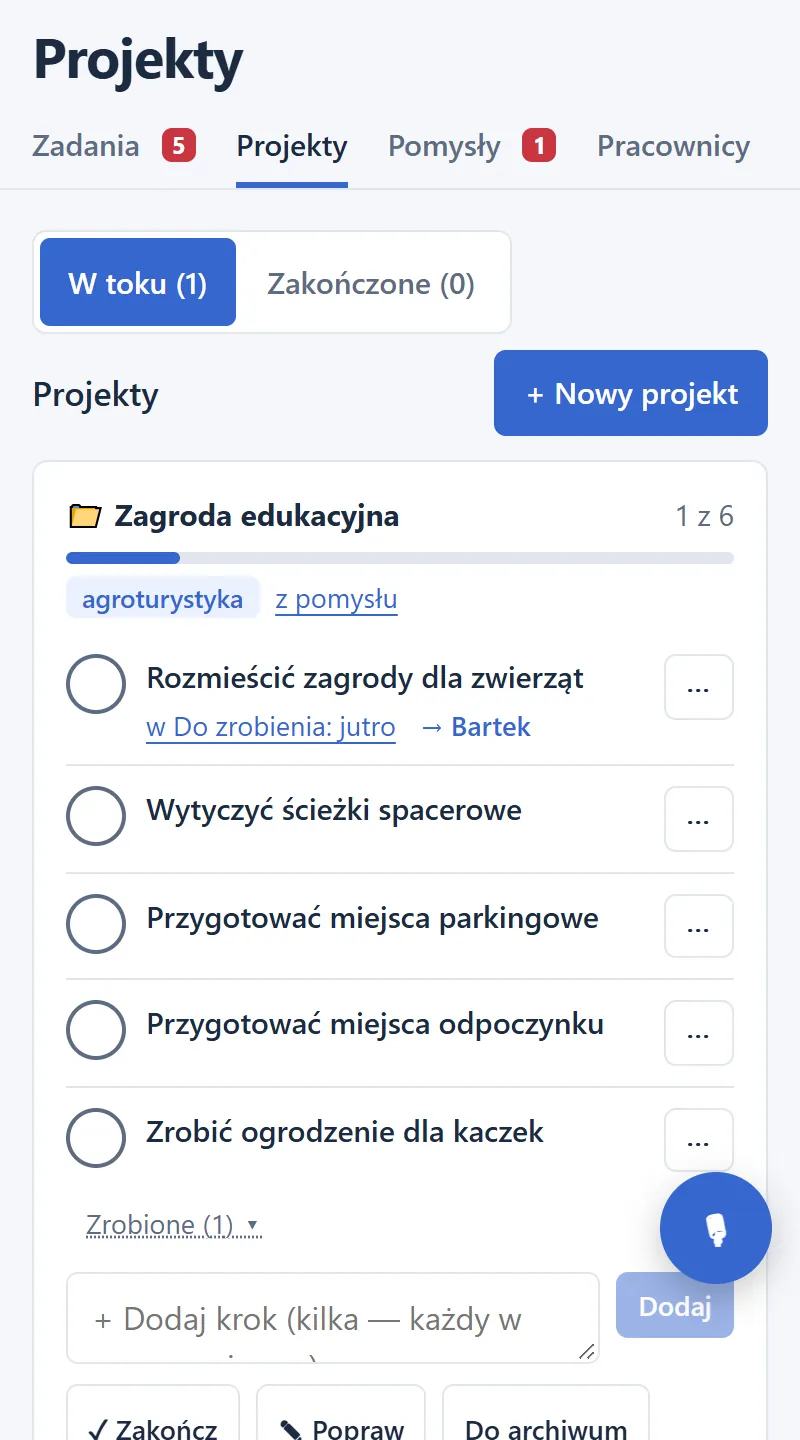 Ekran „Projekty”: projekt Zagroda edukacyjna z listą kroków, jeden przypisany pracownikowi